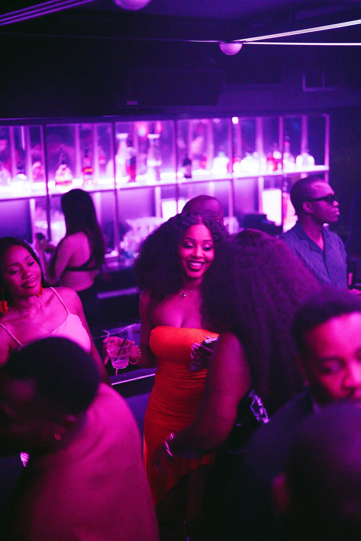 Le bar illuminé en violet